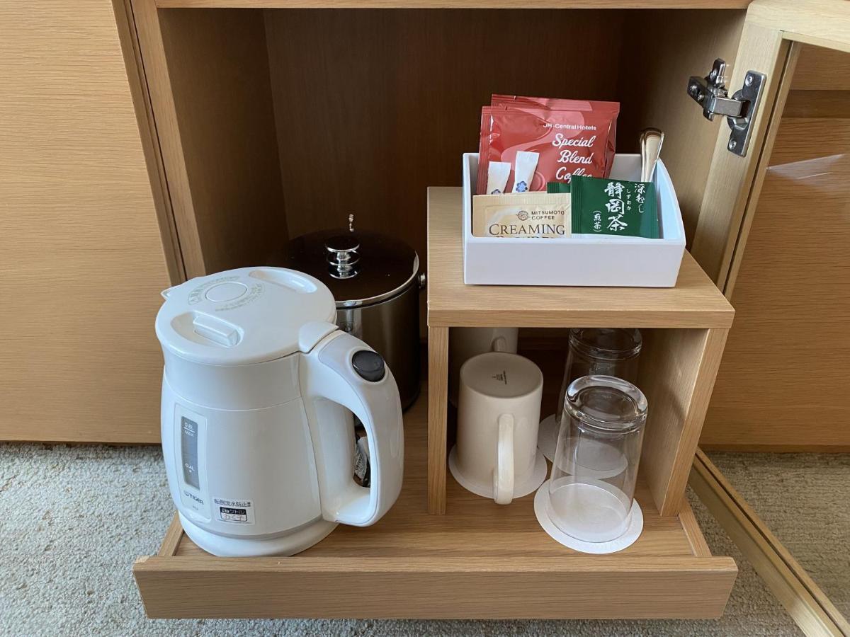 호텔 아소시아 시즈오카 외부 사진 A tea and coffee making station in a hotel room