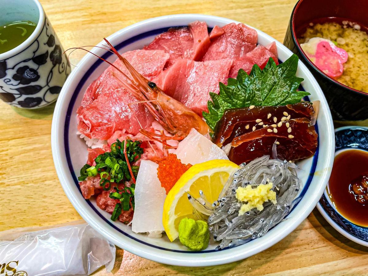 호텔 아소시아 시즈오카 외부 사진 A bowl of sashimi