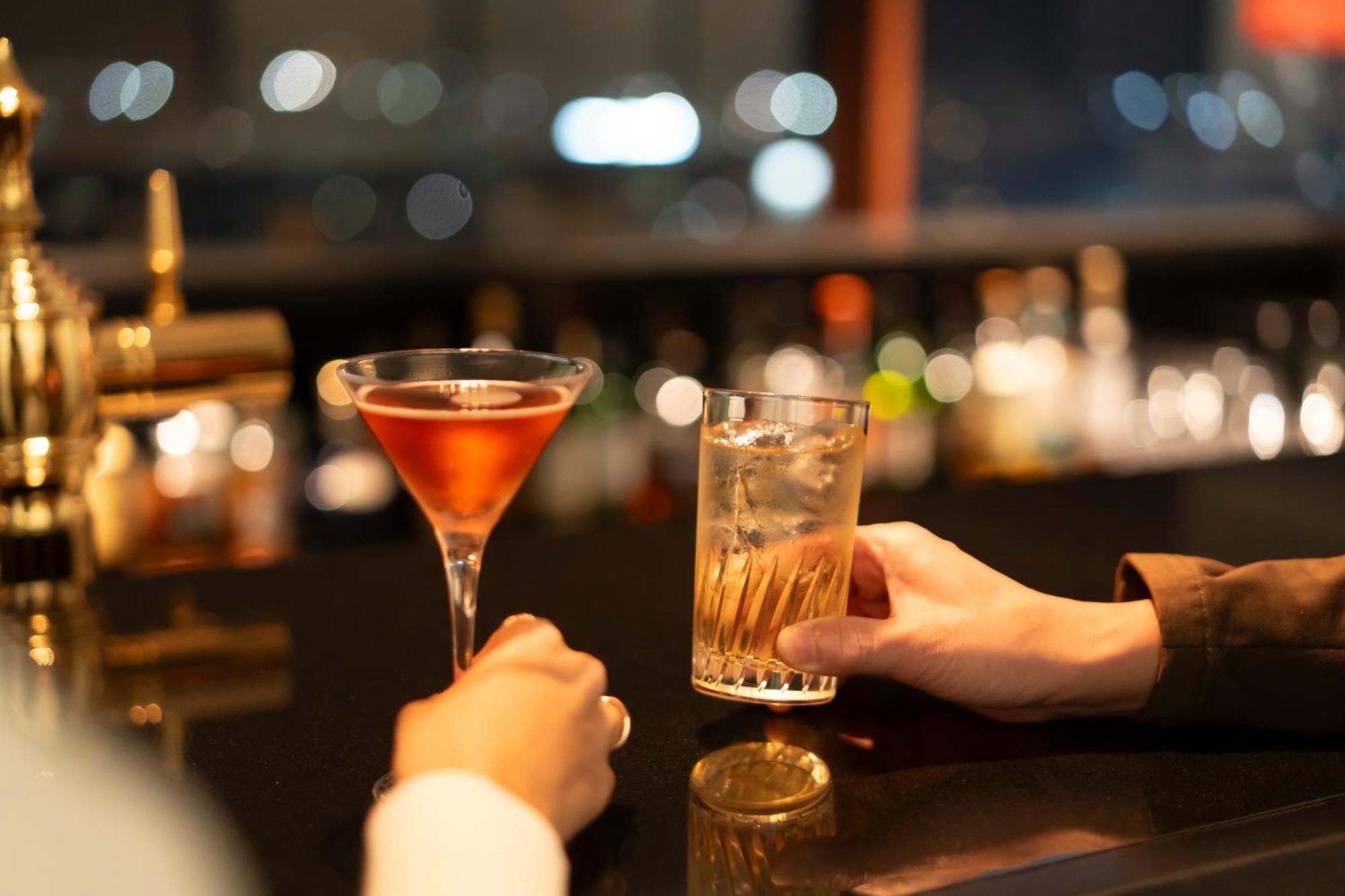 호텔 아소시아 시즈오카 외부 사진 A bartender serving drinks