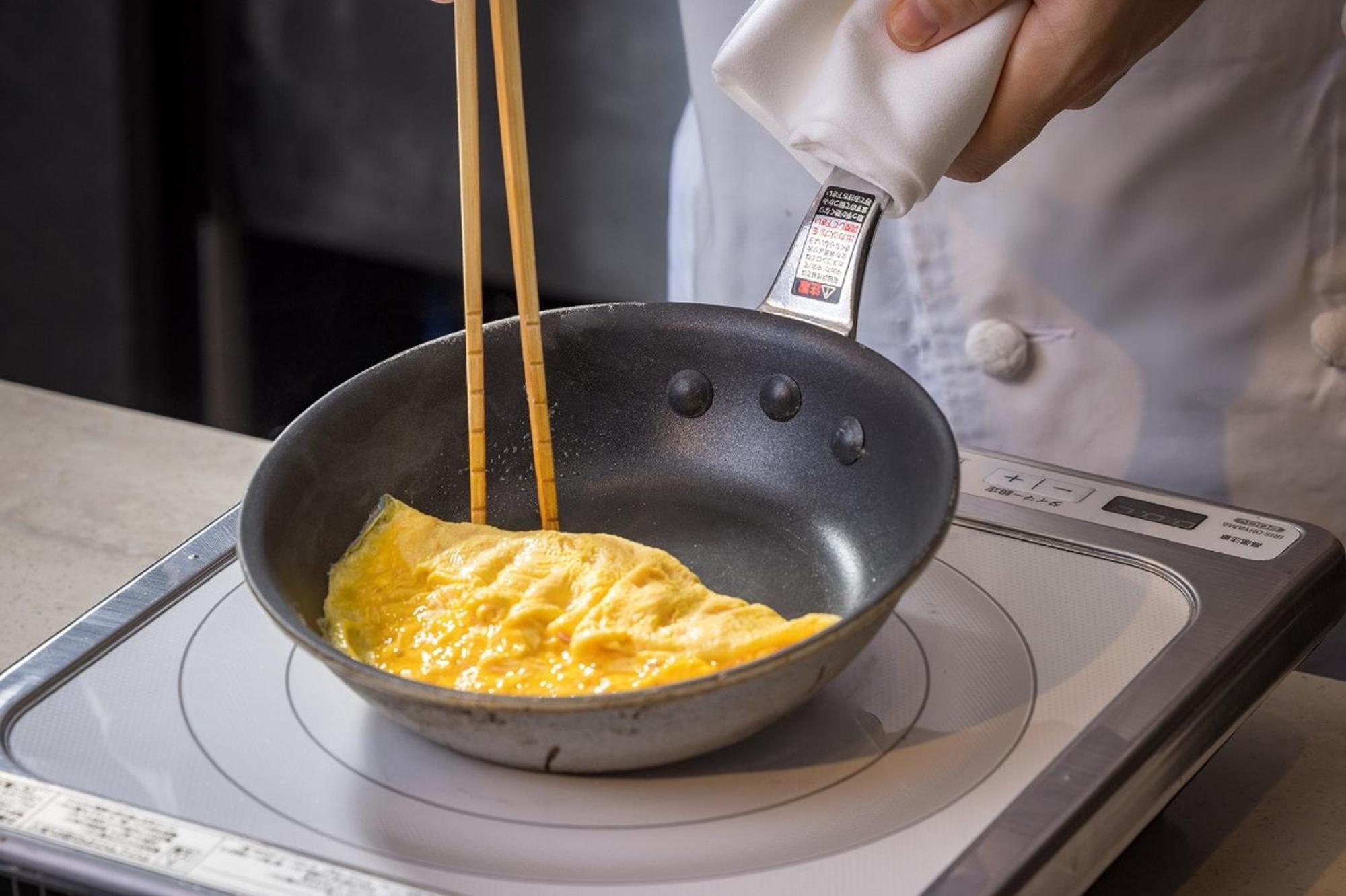 호텔 아소시아 시즈오카 외부 사진 A chef cooking an omelette