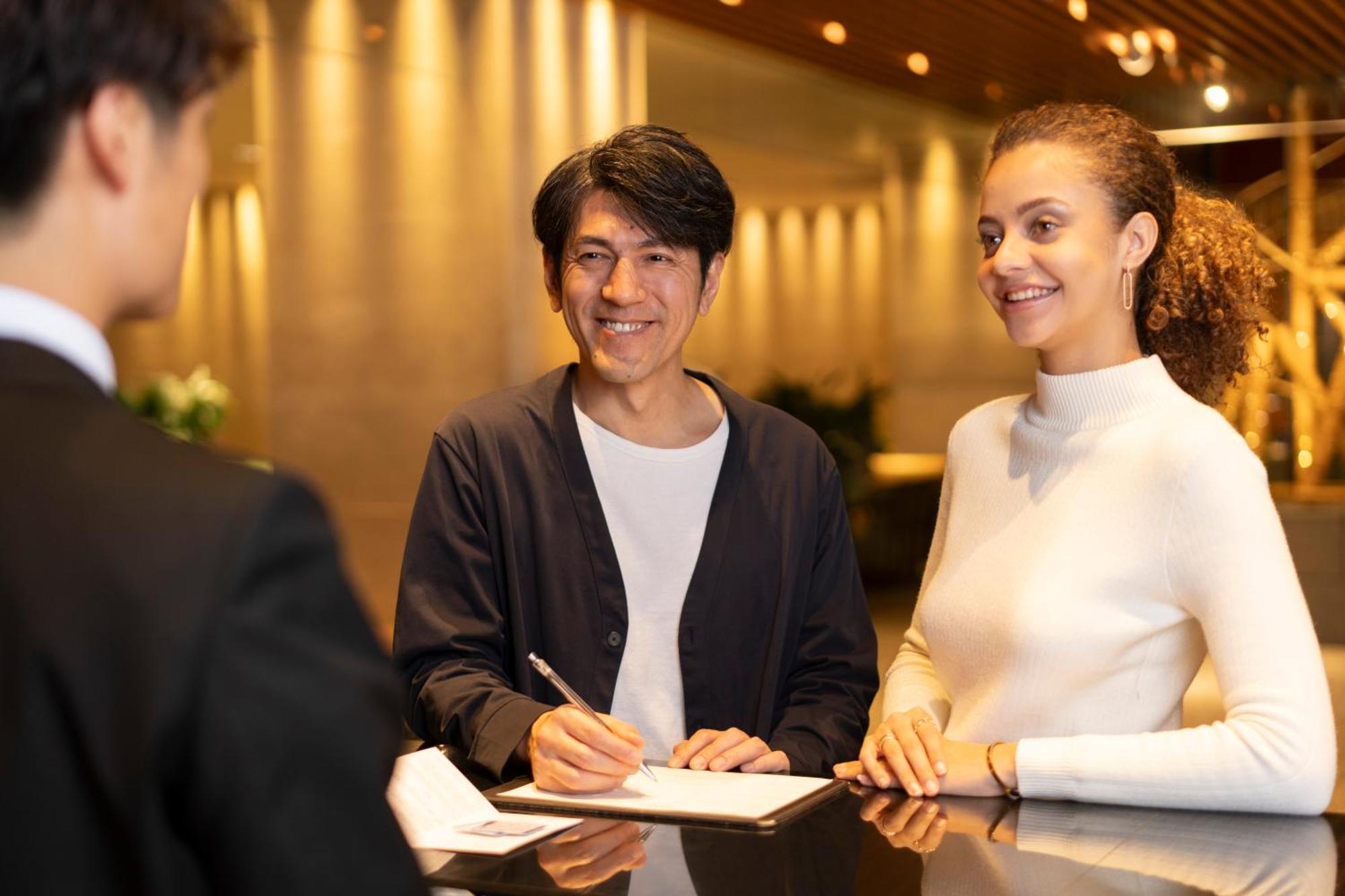 호텔 아소시아 시즈오카 외부 사진 A hotel receptionist