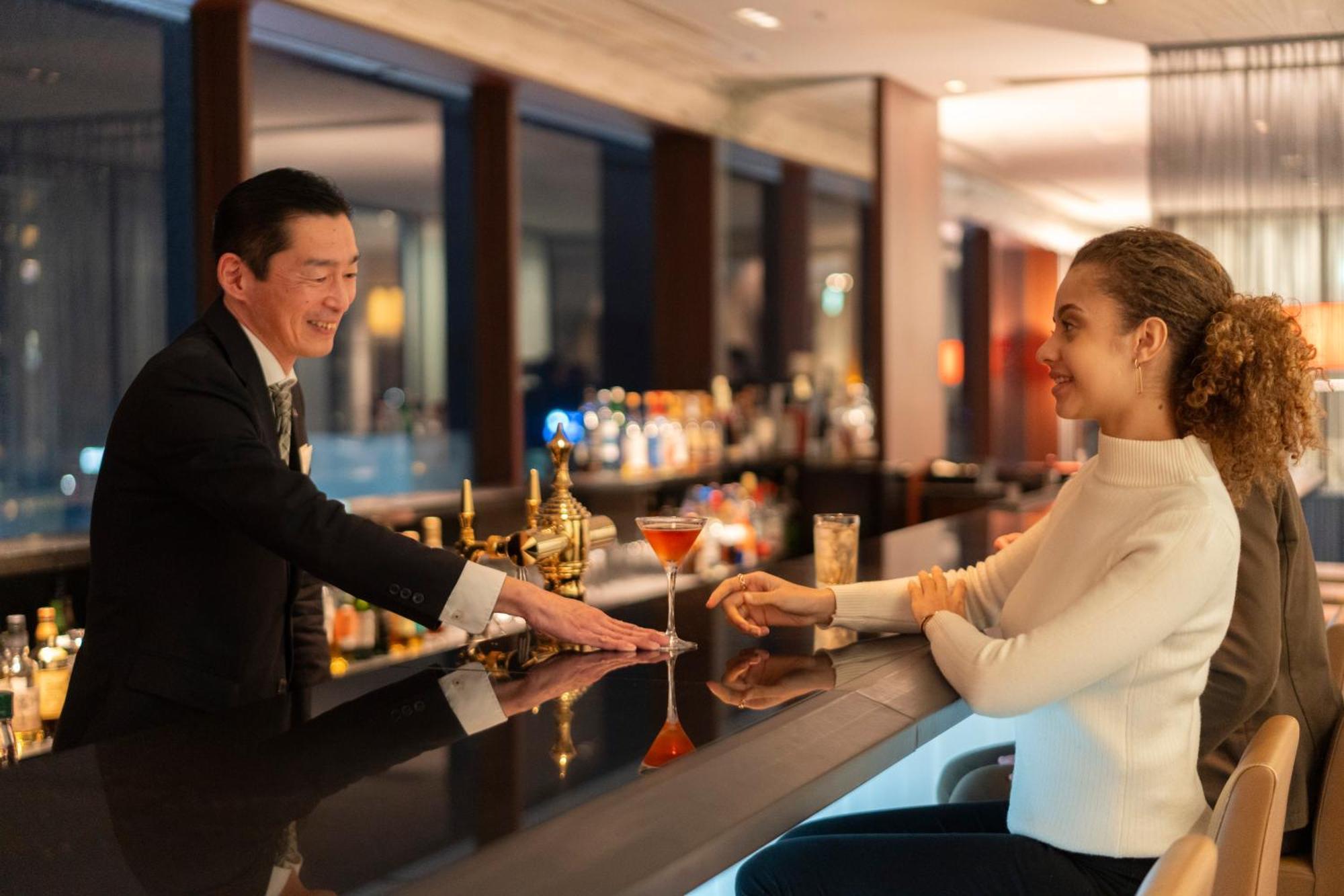 호텔 아소시아 시즈오카 외부 사진 A bartender serving a guest