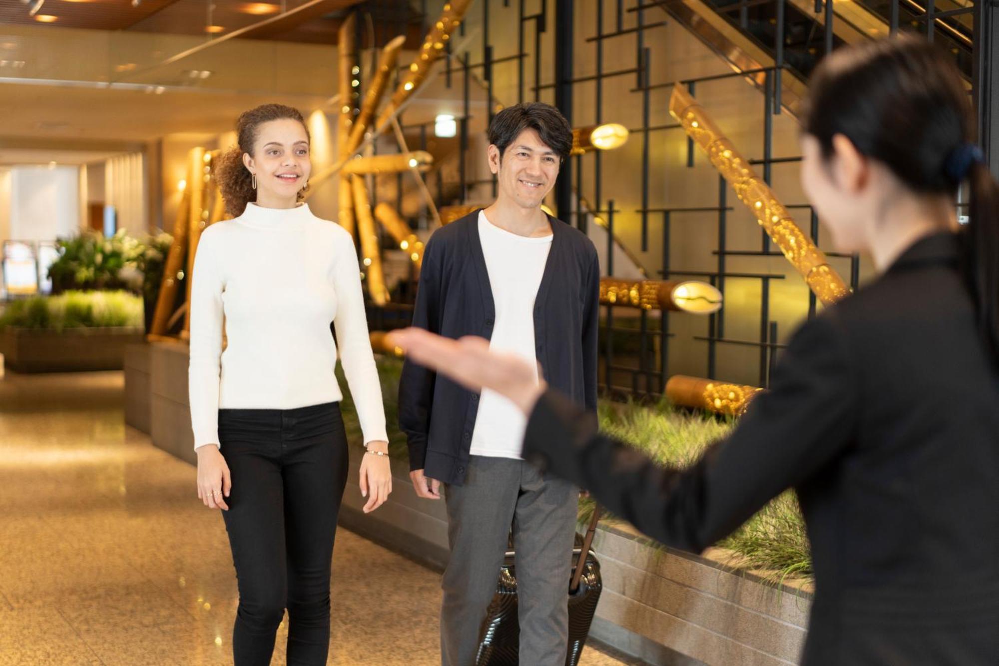 호텔 아소시아 시즈오카 외부 사진 Concierge welcoming guests