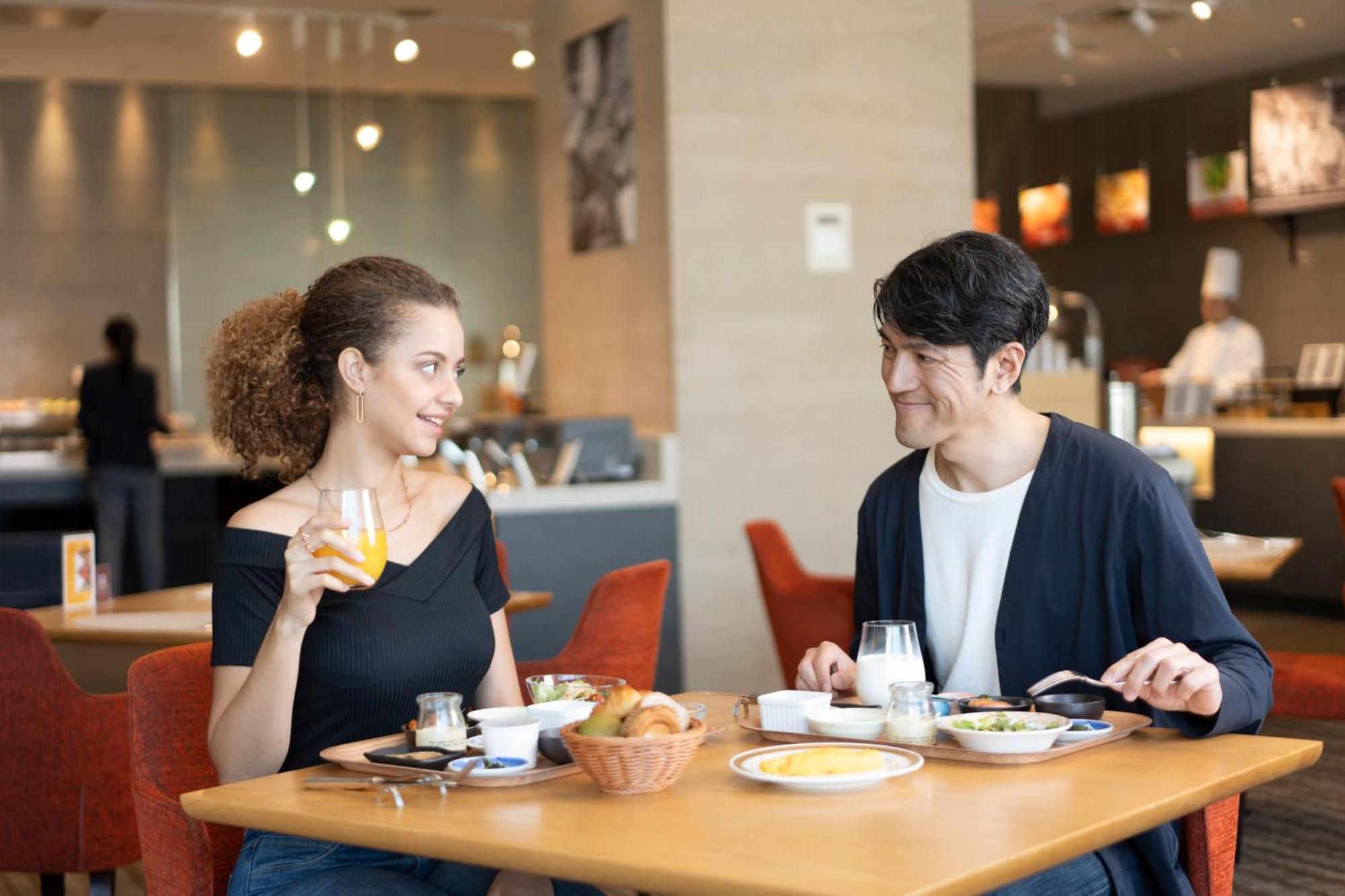 호텔 아소시아 시즈오카 외부 사진 A couple dining at a restaurant