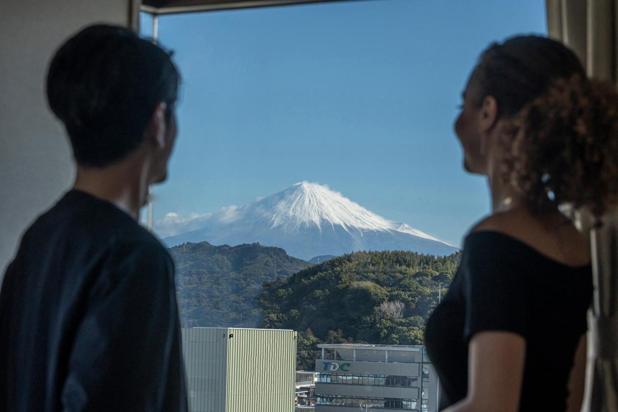 호텔 아소시아 시즈오카 외부 사진 View of Mount Fuji from the hotel