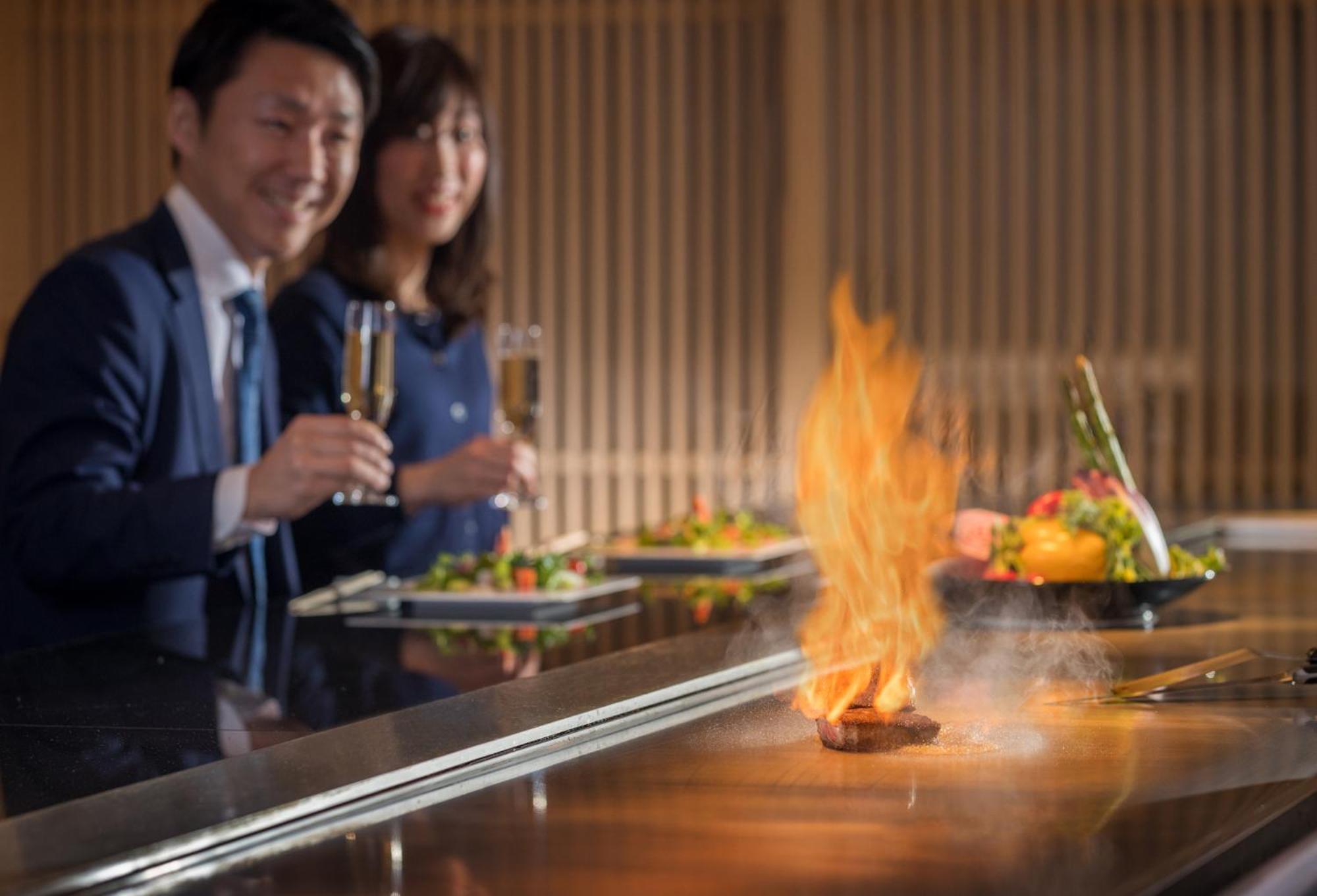 호텔 아소시아 시즈오카 외부 사진 A Korean restaurant in a business lounge at Incheon Airport