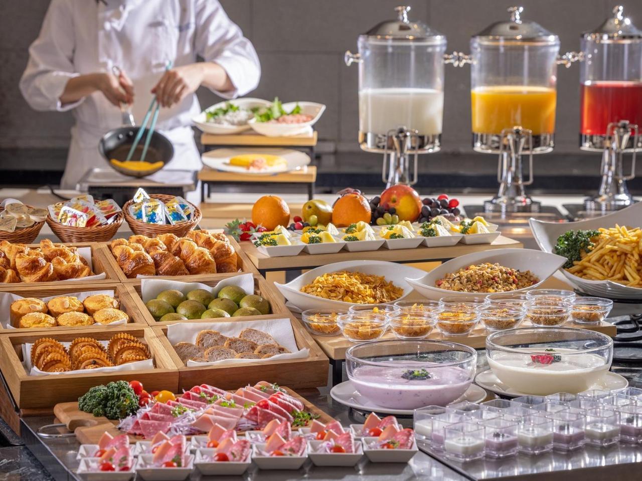 호텔 아소시아 시즈오카 외부 사진 A buffet at a hotel